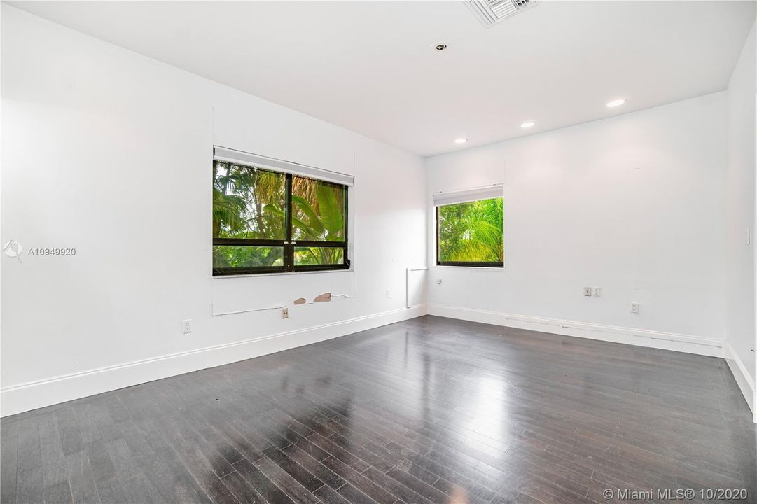 Vendido Recientemente: $1,650,000 (6 camas, 6 baños, 5656 Pies cuadrados)