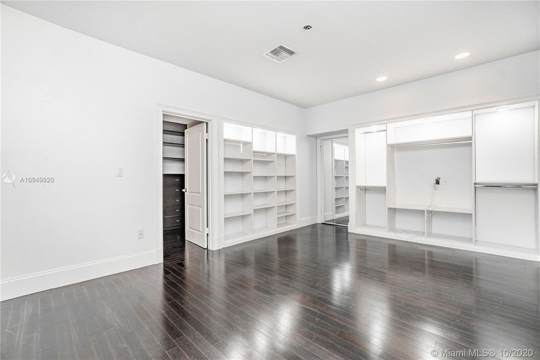 Vendido Recientemente: $1,650,000 (6 camas, 6 baños, 5656 Pies cuadrados)