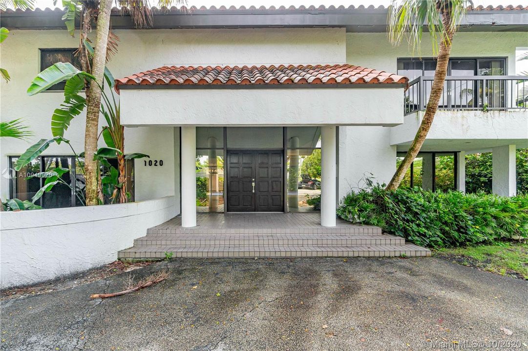 Vendido Recientemente: $1,650,000 (6 camas, 6 baños, 5656 Pies cuadrados)