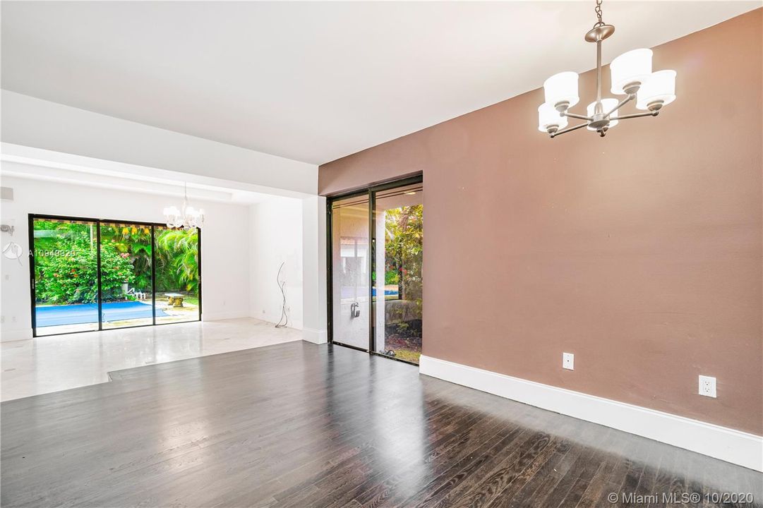 Vendido Recientemente: $1,650,000 (6 camas, 6 baños, 5656 Pies cuadrados)