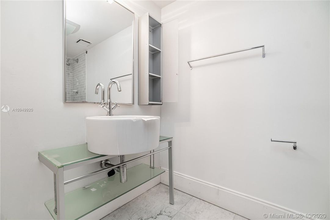 Vendido Recientemente: $1,650,000 (6 camas, 6 baños, 5656 Pies cuadrados)