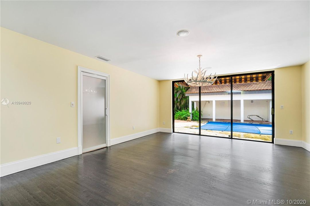 Vendido Recientemente: $1,650,000 (6 camas, 6 baños, 5656 Pies cuadrados)