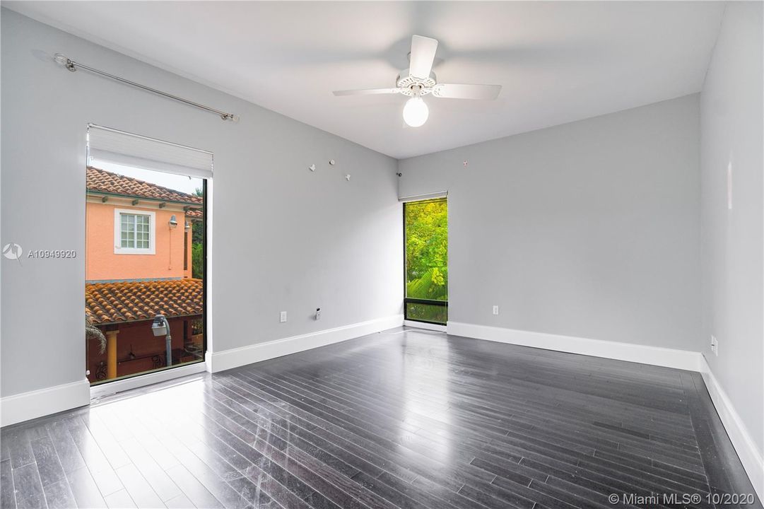 Vendido Recientemente: $1,650,000 (6 camas, 6 baños, 5656 Pies cuadrados)