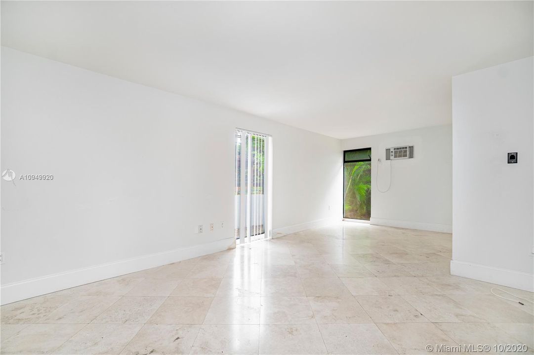 Vendido Recientemente: $1,650,000 (6 camas, 6 baños, 5656 Pies cuadrados)