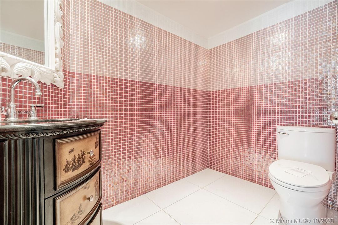 Vendido Recientemente: $1,650,000 (6 camas, 6 baños, 5656 Pies cuadrados)