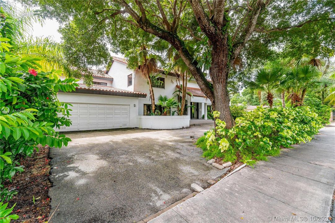 Vendido Recientemente: $1,650,000 (6 camas, 6 baños, 5656 Pies cuadrados)