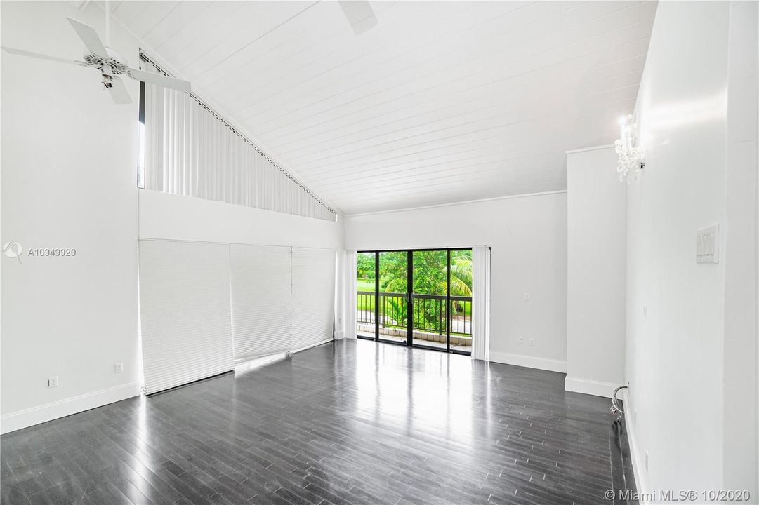 Vendido Recientemente: $1,650,000 (6 camas, 6 baños, 5656 Pies cuadrados)