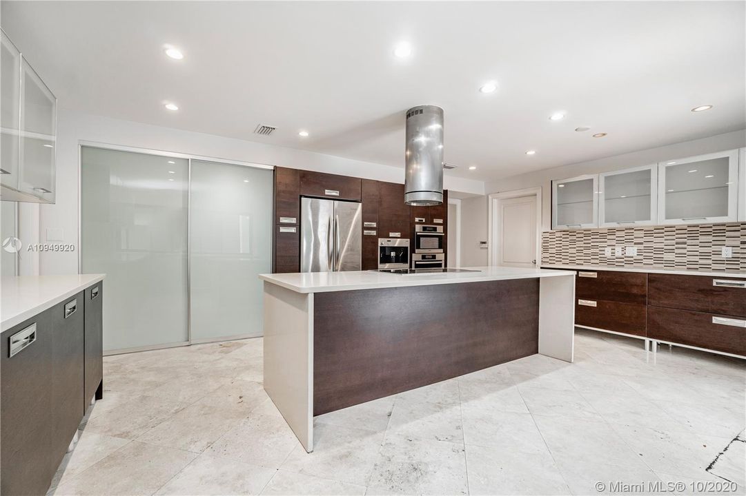 Vendido Recientemente: $1,650,000 (6 camas, 6 baños, 5656 Pies cuadrados)