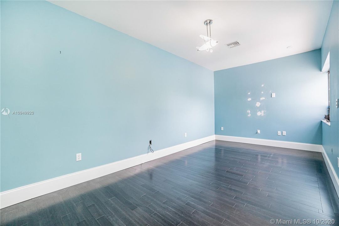 Vendido Recientemente: $1,650,000 (6 camas, 6 baños, 5656 Pies cuadrados)