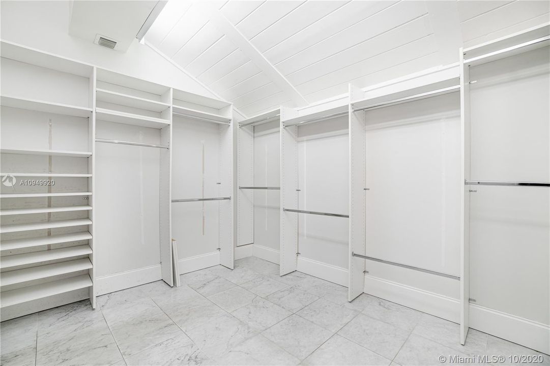 Vendido Recientemente: $1,650,000 (6 camas, 6 baños, 5656 Pies cuadrados)