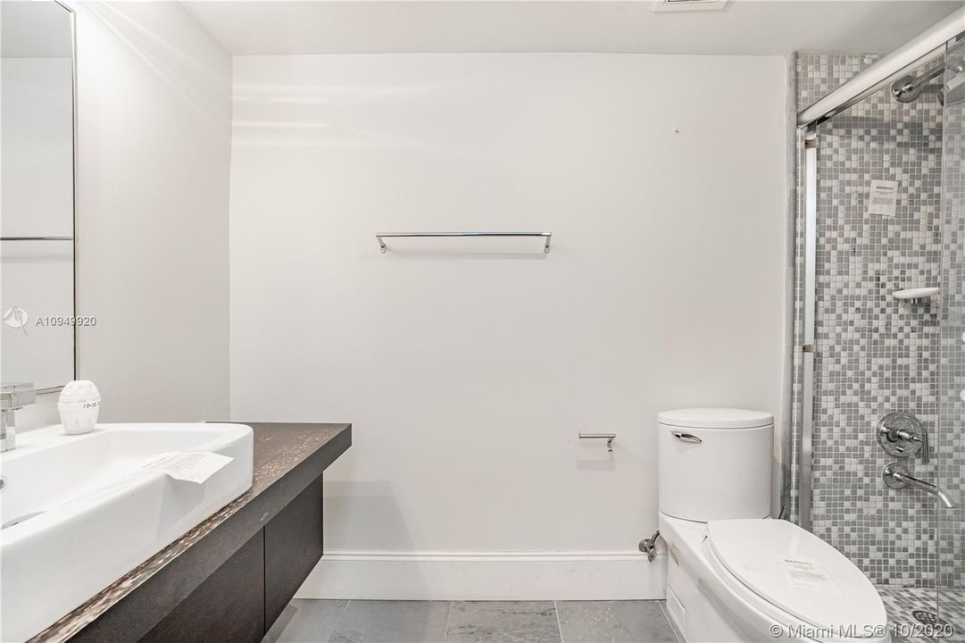 Vendido Recientemente: $1,650,000 (6 camas, 6 baños, 5656 Pies cuadrados)