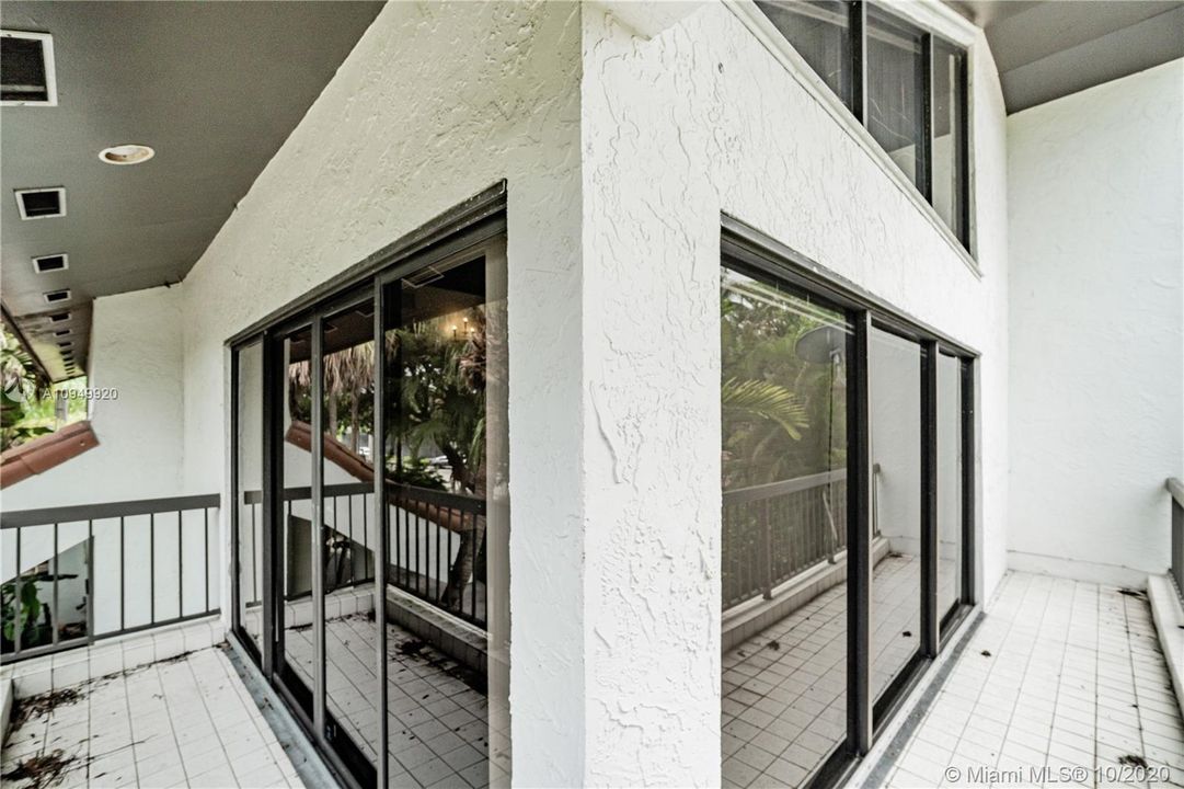 Vendido Recientemente: $1,650,000 (6 camas, 6 baños, 5656 Pies cuadrados)