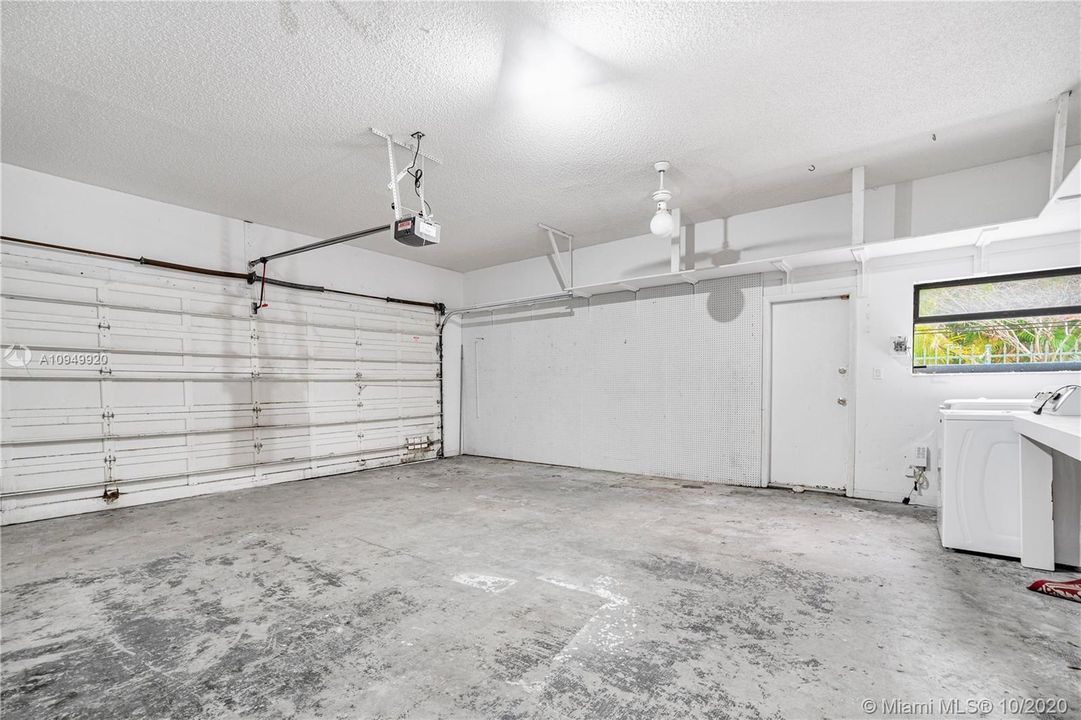 Vendido Recientemente: $1,650,000 (6 camas, 6 baños, 5656 Pies cuadrados)