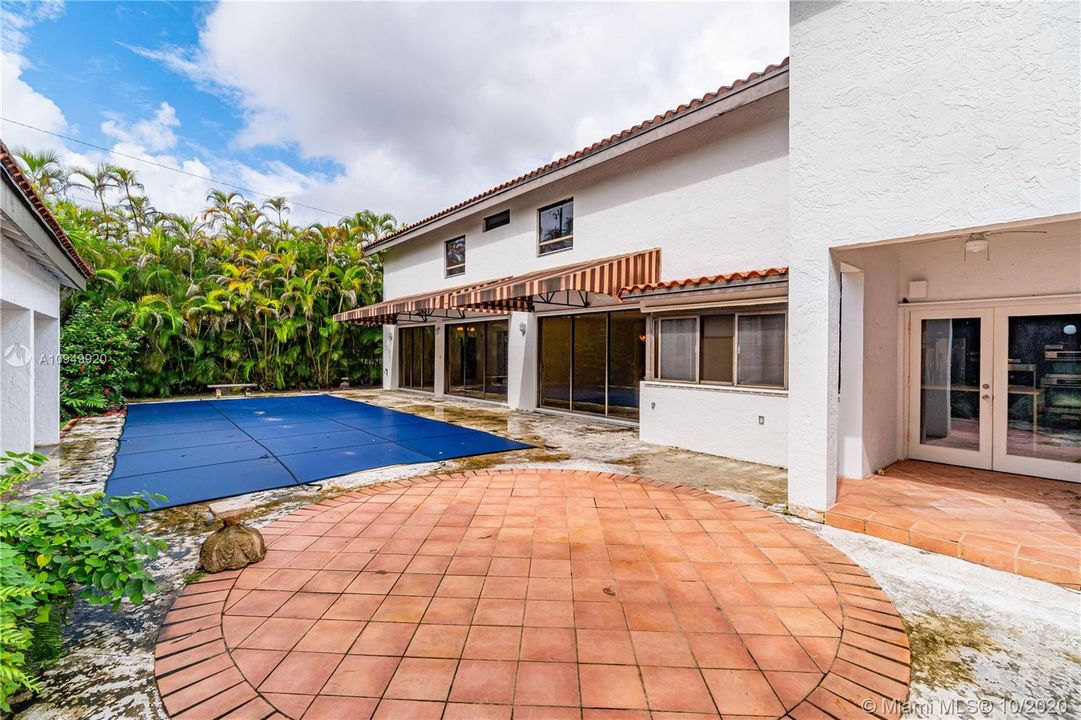 Vendido Recientemente: $1,650,000 (6 camas, 6 baños, 5656 Pies cuadrados)