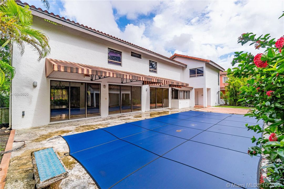 Vendido Recientemente: $1,650,000 (6 camas, 6 baños, 5656 Pies cuadrados)
