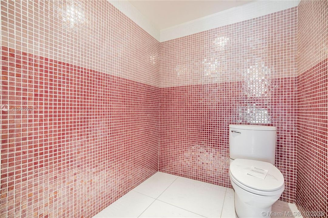 Vendido Recientemente: $1,650,000 (6 camas, 6 baños, 5656 Pies cuadrados)