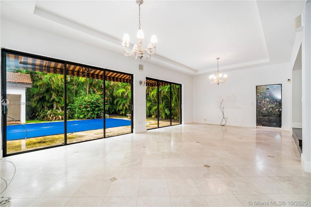 Vendido Recientemente: $1,650,000 (6 camas, 6 baños, 5656 Pies cuadrados)
