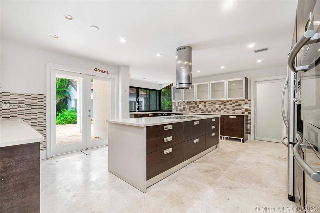 Vendido Recientemente: $1,650,000 (6 camas, 6 baños, 5656 Pies cuadrados)