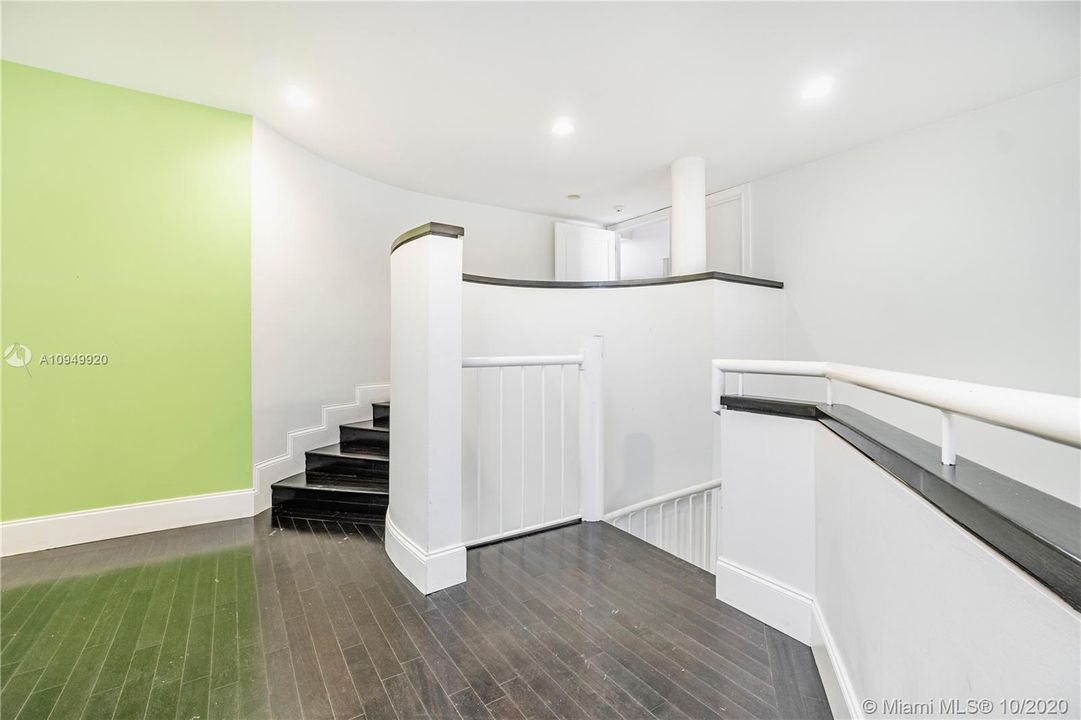 Vendido Recientemente: $1,650,000 (6 camas, 6 baños, 5656 Pies cuadrados)