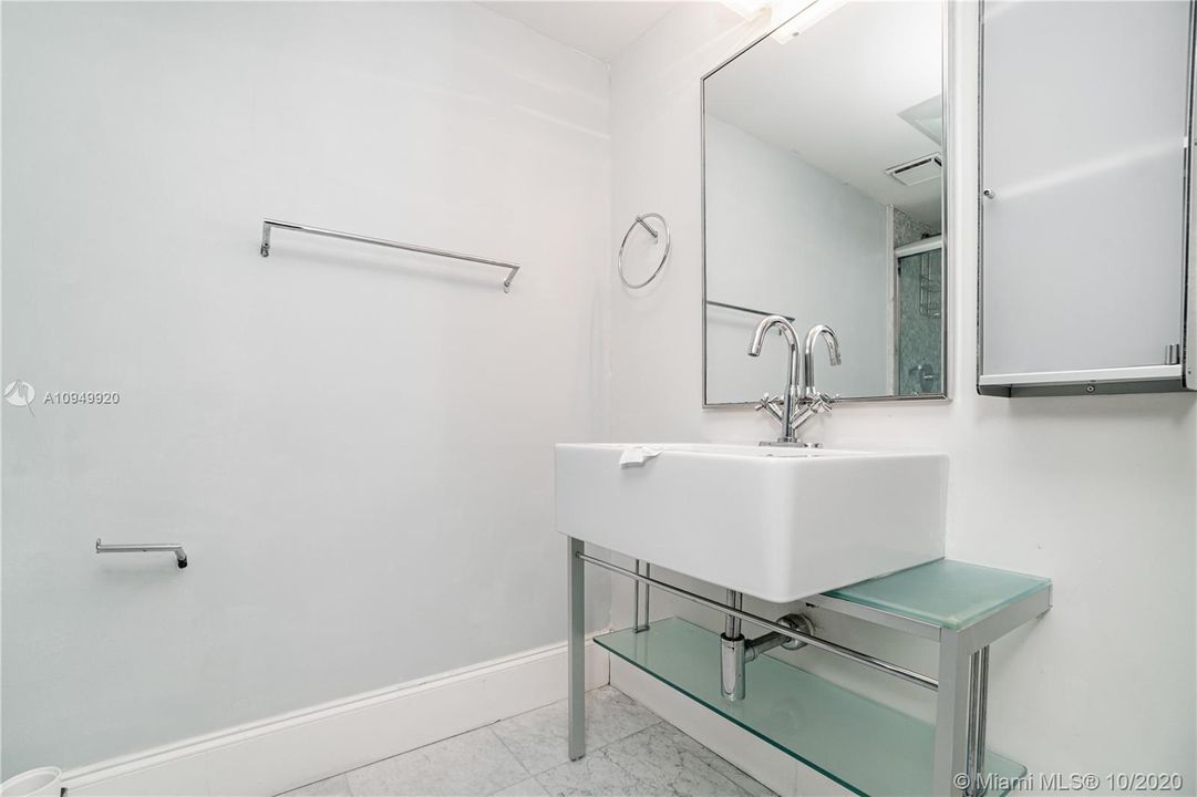 Vendido Recientemente: $1,650,000 (6 camas, 6 baños, 5656 Pies cuadrados)