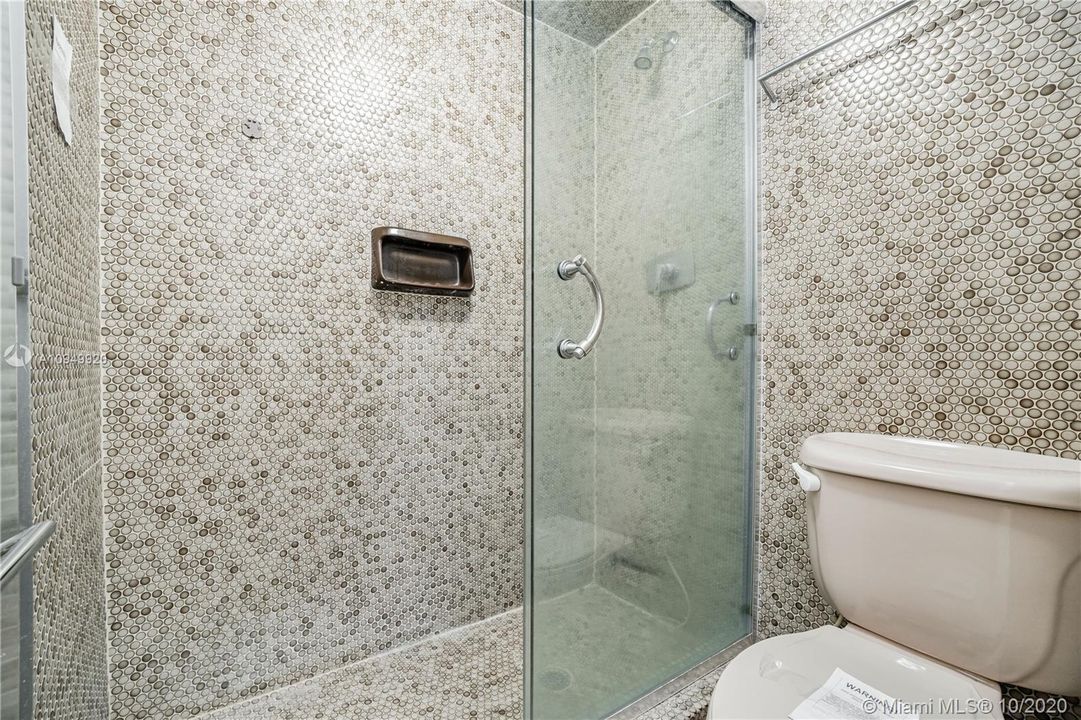 Vendido Recientemente: $1,650,000 (6 camas, 6 baños, 5656 Pies cuadrados)