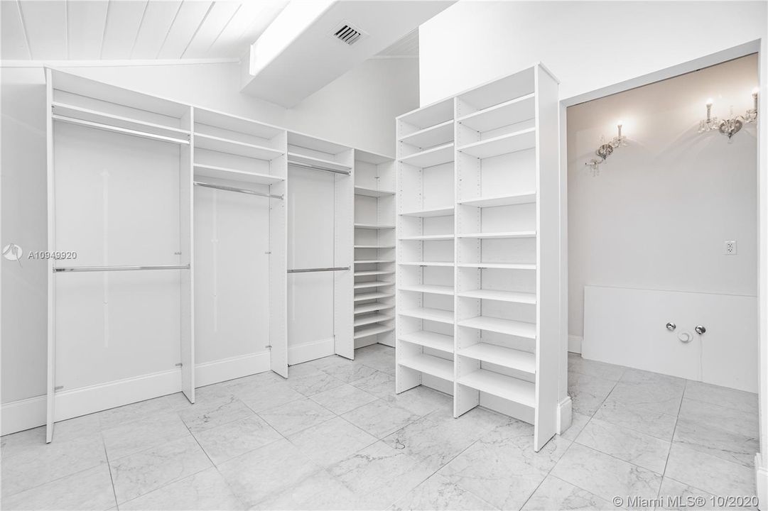 Vendido Recientemente: $1,650,000 (6 camas, 6 baños, 5656 Pies cuadrados)