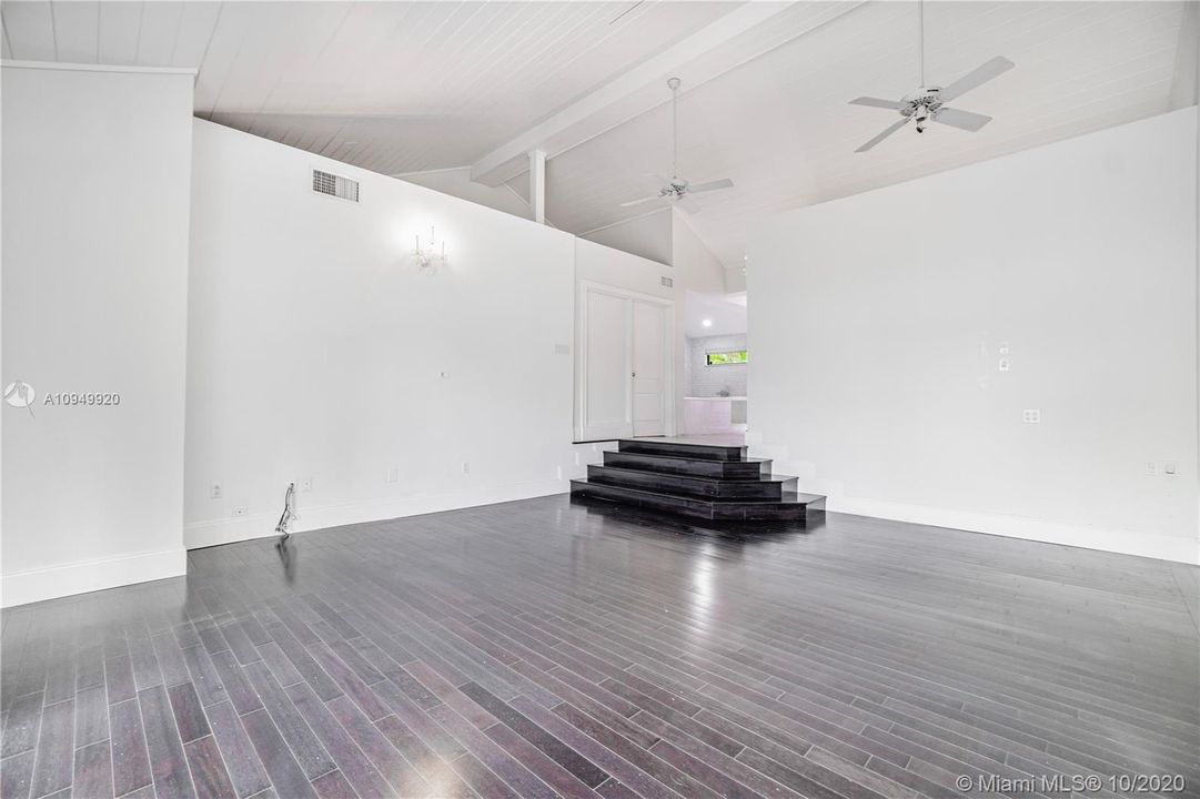 Vendido Recientemente: $1,650,000 (6 camas, 6 baños, 5656 Pies cuadrados)