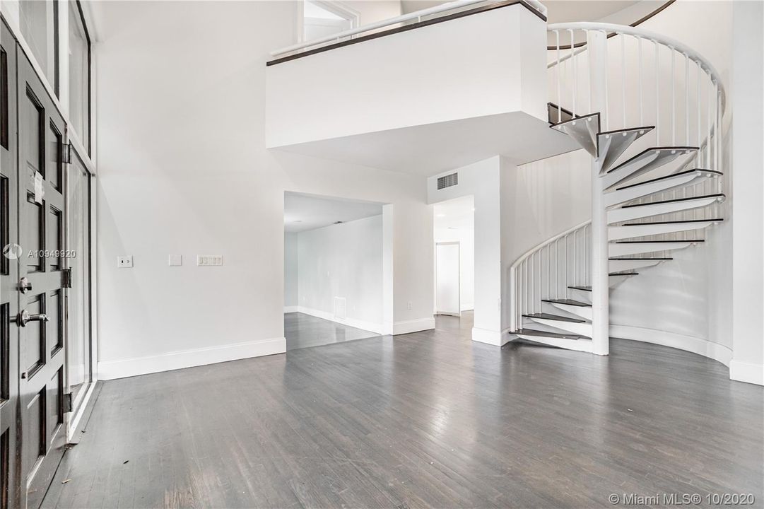 Vendido Recientemente: $1,650,000 (6 camas, 6 baños, 5656 Pies cuadrados)
