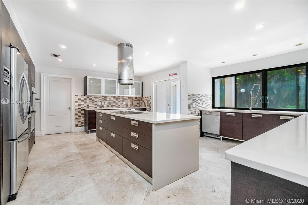 Vendido Recientemente: $1,650,000 (6 camas, 6 baños, 5656 Pies cuadrados)