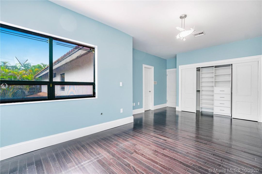Vendido Recientemente: $1,650,000 (6 camas, 6 baños, 5656 Pies cuadrados)