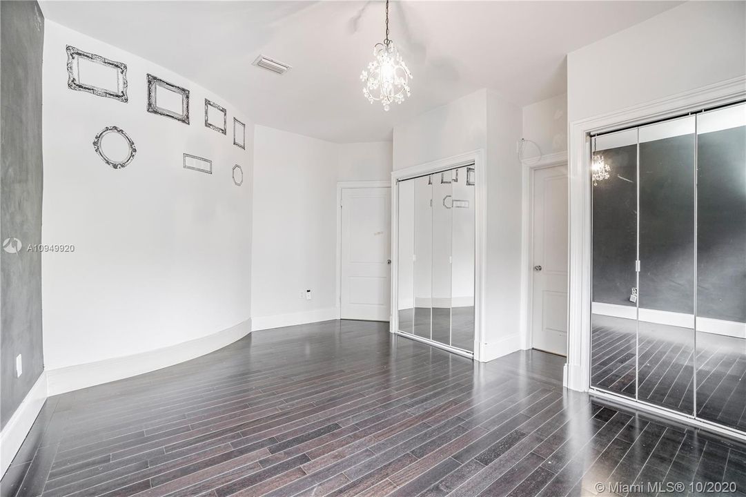 Vendido Recientemente: $1,650,000 (6 camas, 6 baños, 5656 Pies cuadrados)
