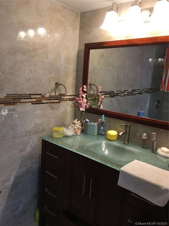 Recently Sold: $225,000 (2 beds, 2 baths, 1050 Square Feet)