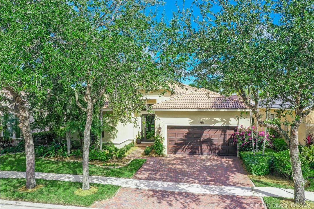 Recently Sold: $649,000 (4 beds, 3 baths, 2476 Square Feet)