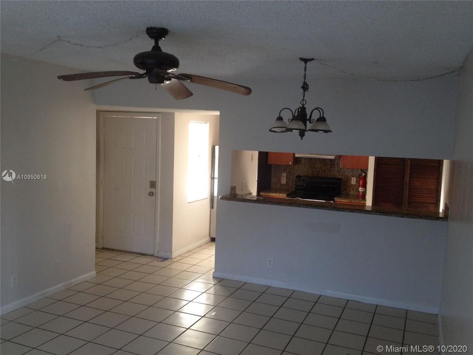 Recently Rented: $1,400 (3 beds, 2 baths, 950 Square Feet)