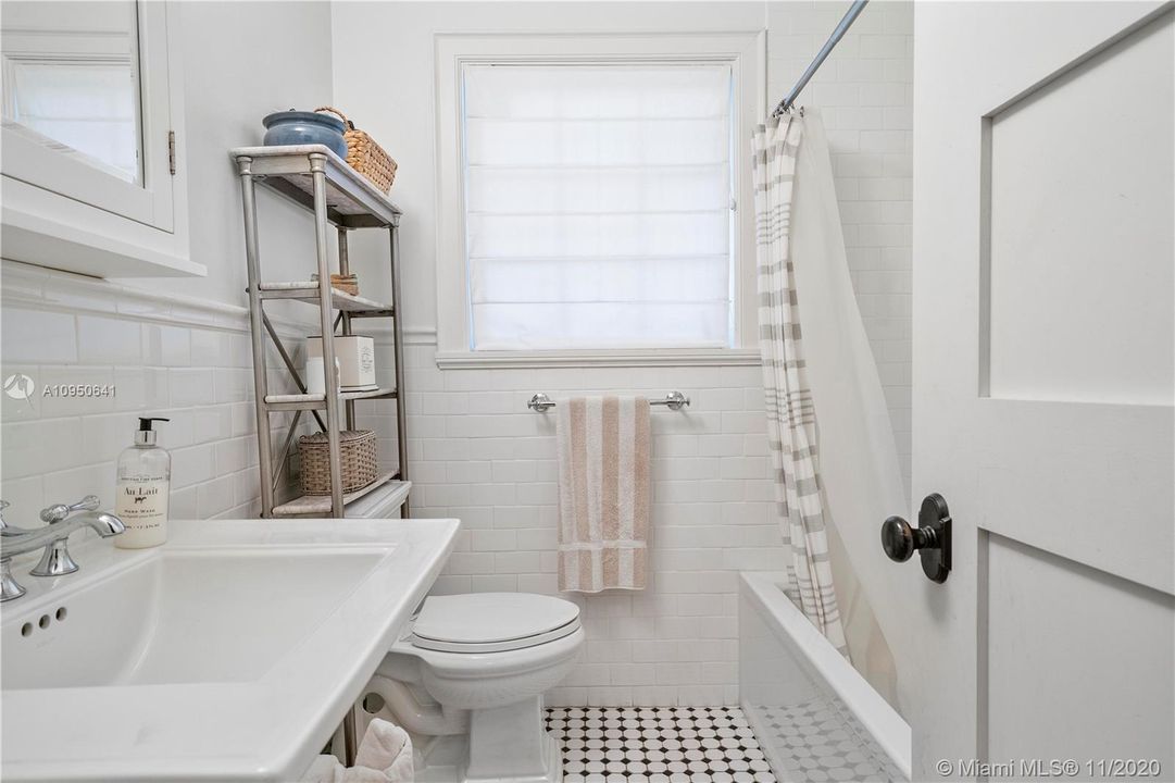 Vendido Recientemente: $949,000 (4 camas, 3 baños, 0 Pies cuadrados)