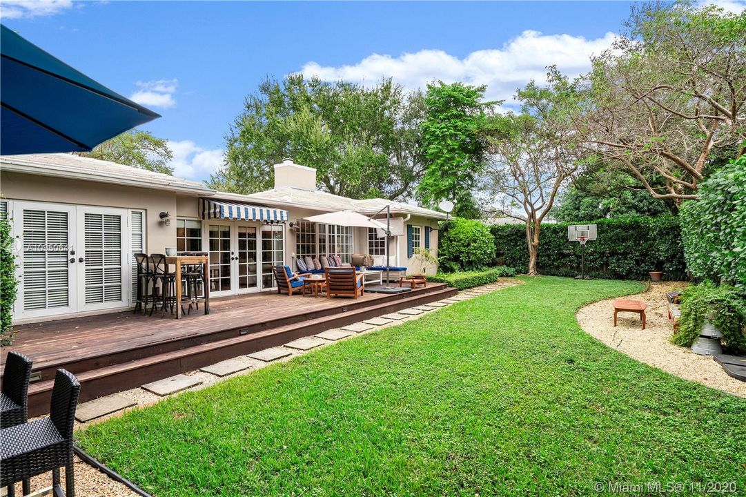 Vendido Recientemente: $949,000 (4 camas, 3 baños, 0 Pies cuadrados)