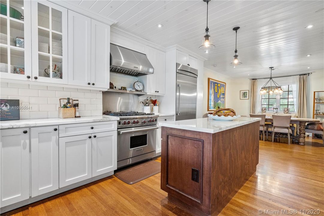 Vendido Recientemente: $949,000 (4 camas, 3 baños, 0 Pies cuadrados)
