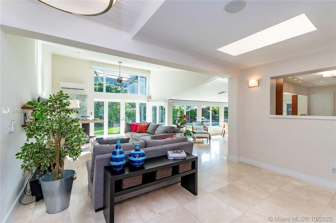 Recently Sold: $2,350,000 (4 beds, 3 baths, 2270 Square Feet)