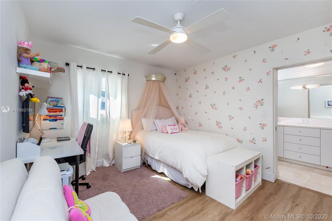 Recently Sold: $2,350,000 (4 beds, 3 baths, 2270 Square Feet)