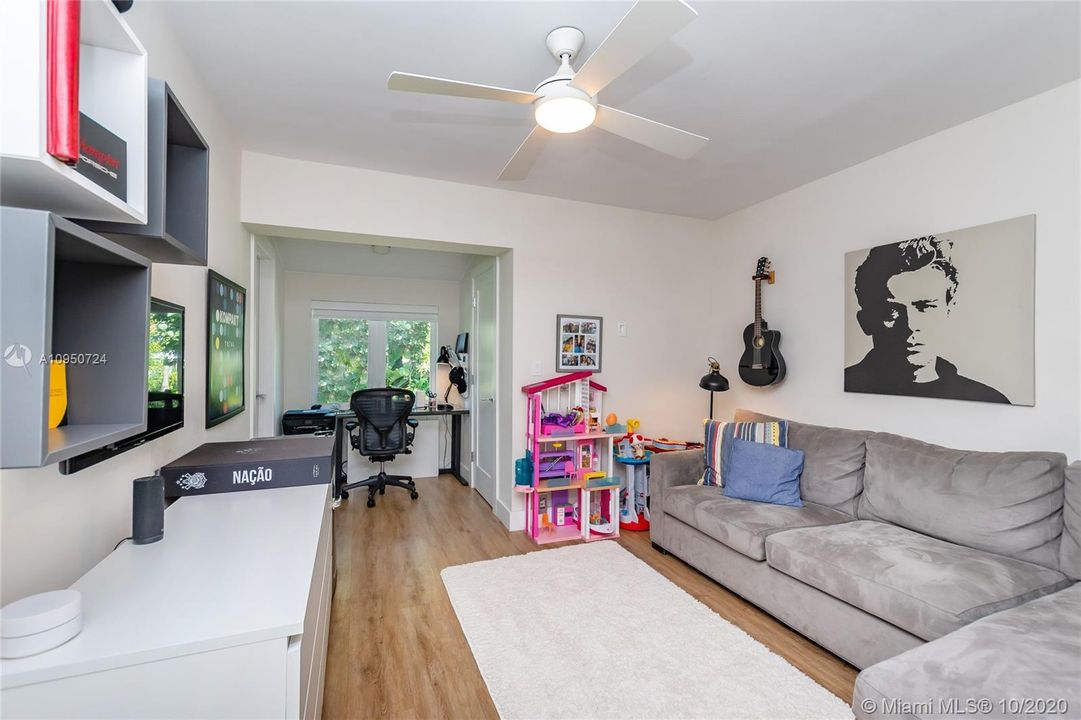 Recently Sold: $2,350,000 (4 beds, 3 baths, 2270 Square Feet)