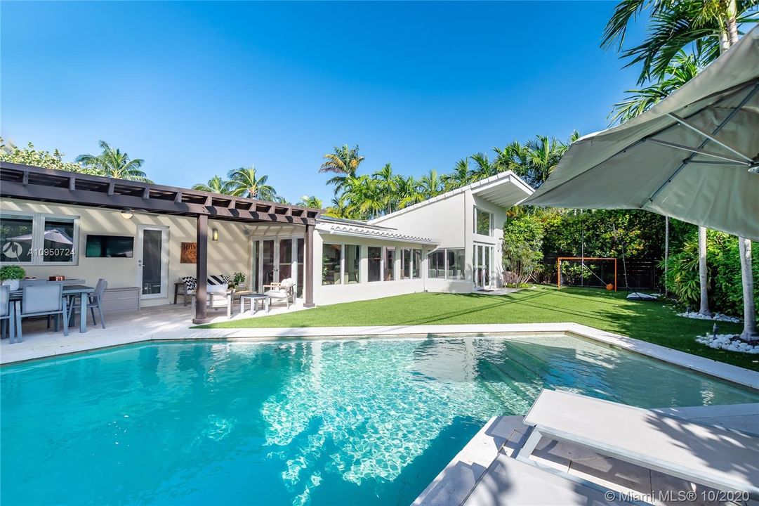Recently Sold: $2,350,000 (4 beds, 3 baths, 2270 Square Feet)