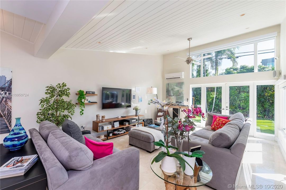 Recently Sold: $2,350,000 (4 beds, 3 baths, 2270 Square Feet)