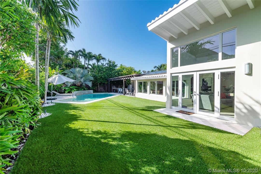 Recently Sold: $2,350,000 (4 beds, 3 baths, 2270 Square Feet)