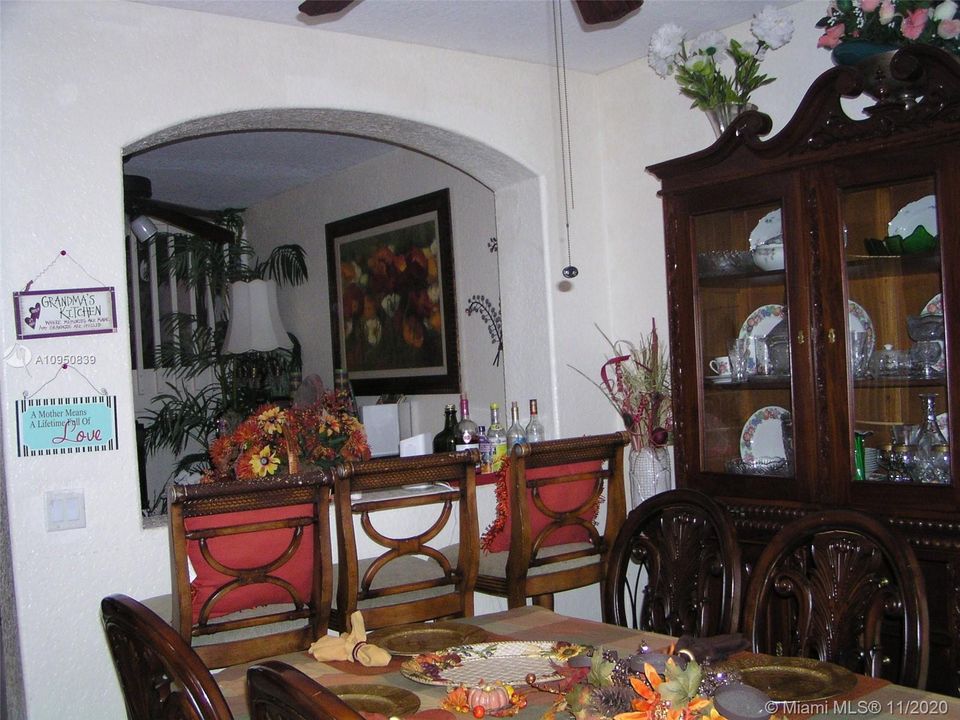 Недавно продано: $250,000 (4 спален, 3 ванн, 1964 Квадратных фут)