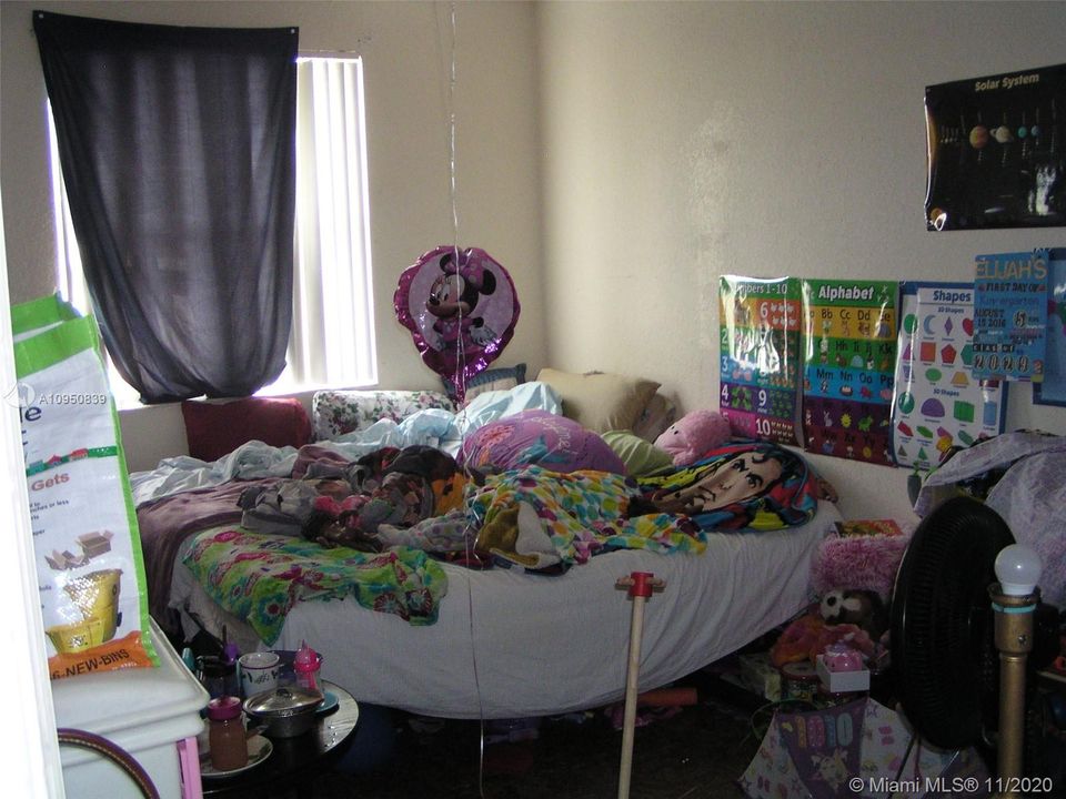 Недавно продано: $250,000 (4 спален, 3 ванн, 1964 Квадратных фут)