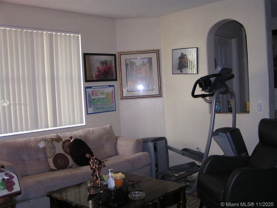 Недавно продано: $250,000 (4 спален, 3 ванн, 1964 Квадратных фут)