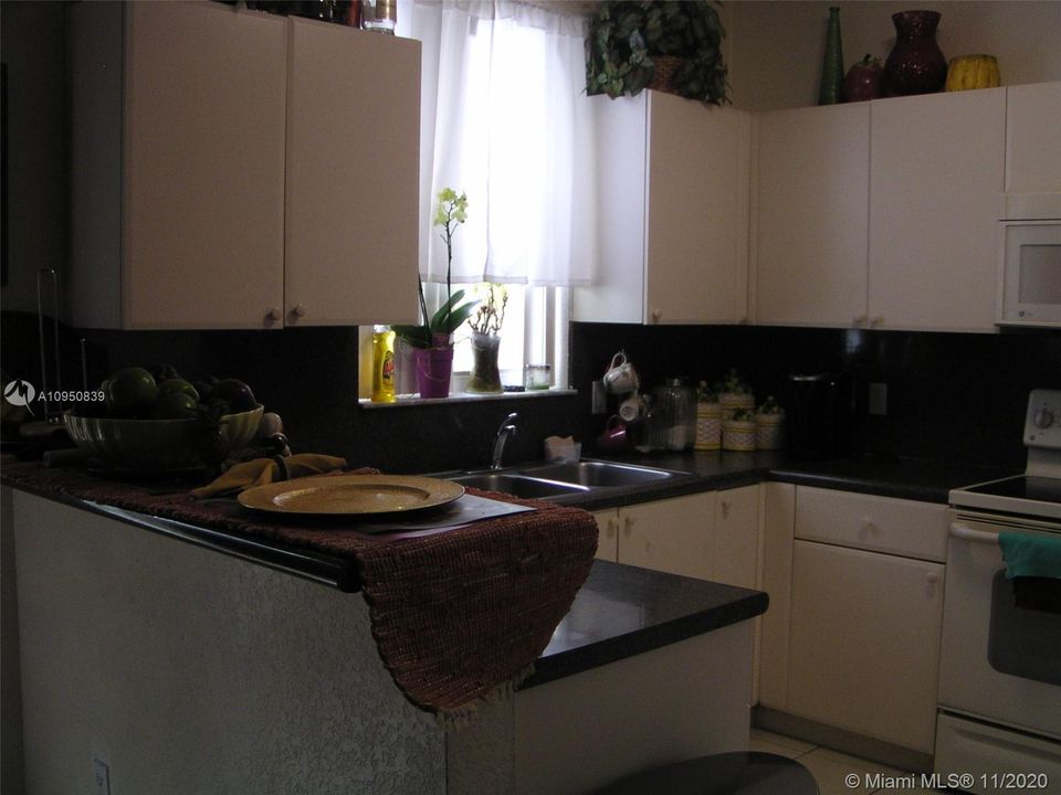 Недавно продано: $250,000 (4 спален, 3 ванн, 1964 Квадратных фут)