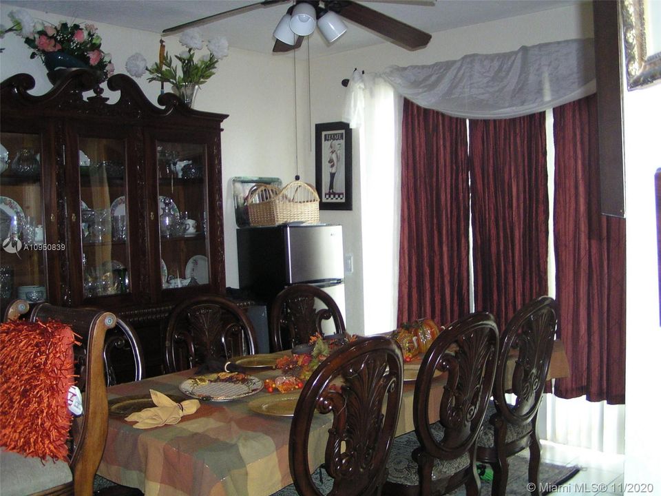 Недавно продано: $250,000 (4 спален, 3 ванн, 1964 Квадратных фут)