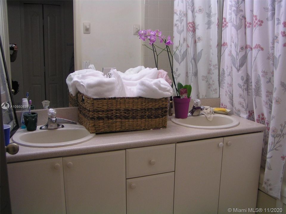 Недавно продано: $250,000 (4 спален, 3 ванн, 1964 Квадратных фут)