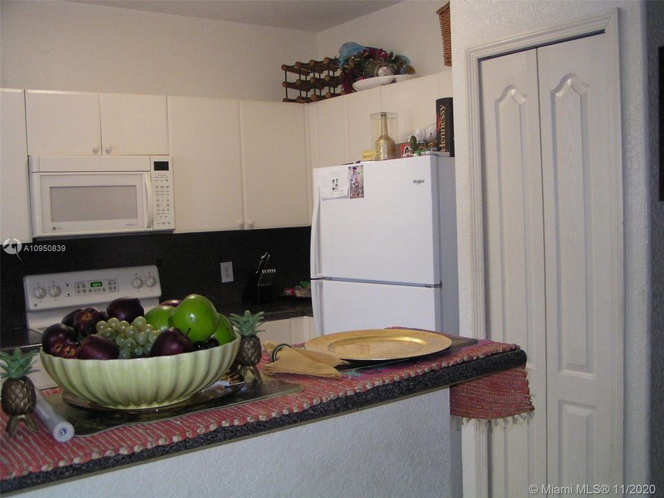 Недавно продано: $250,000 (4 спален, 3 ванн, 1964 Квадратных фут)